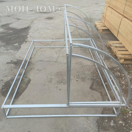 Парник Хлебница 2 метра | Мой-Дом27 | Подход предусмотрен с двух сторон, открыт доступ даже в дальний уголок с хорошим проветриванием.<br>
 Неожиданное закрытие предотвращается подпоркой входящей в комплект.<br>
 <b>Створки открываются с обеих сторон.<br>
 </b><b>Металл</b> - оцинкованная труба 20*20 мм.<br>
 <b>Ширина </b>- 1,4 метра<br>
 <b>Высота </b>- 0,9 метра